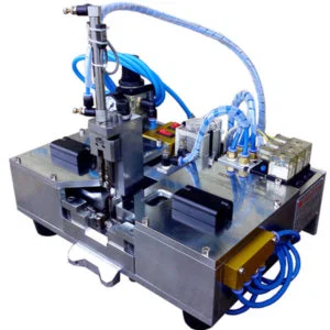 Posisikan kawat bagian dalam pada dudukan cakar kawat plastik