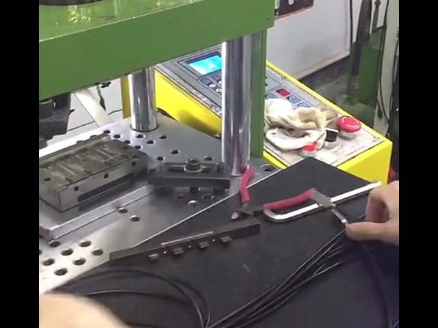 Mesin Injection Molding Plastik Vertikal 15 Ton untuk Cetakan Kepala Kabel USB Audio