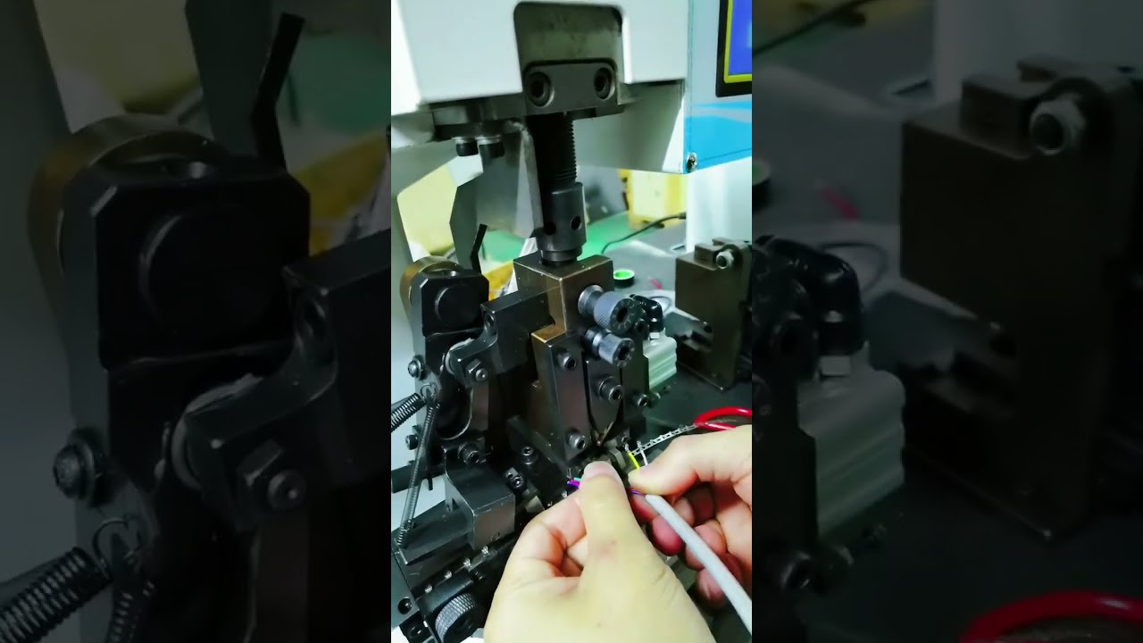Mesin Terminal Strip Kontinu dengan Stripping Horizontal & Crimping Kawat Inti Otomatis